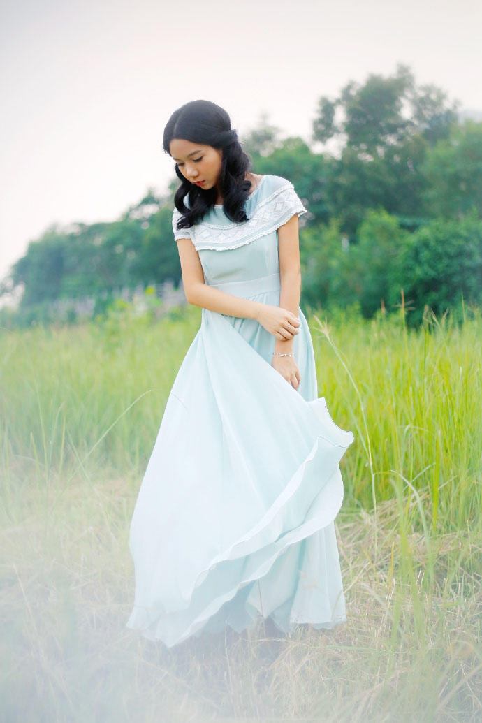 田野里的高贵少女